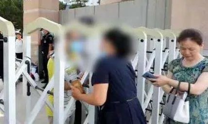 考生临考前12分钟在等妈妈,具体是什么情况?