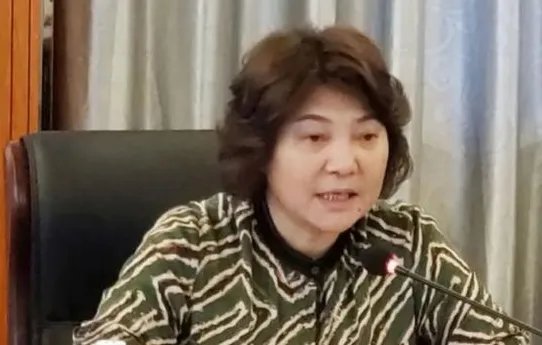 上海一频繁出入私人会所的女公安局长被逮捕，她违反了哪些法律法规？