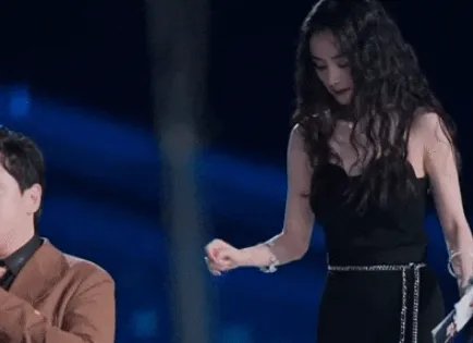 杨幂扶沈腾扶了个寂寞，杨幂现场有什么反应？