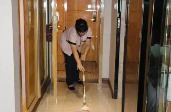 浙江台州: 保洁在打扫房间时顺便帮警方抓了嫌犯,她在打扫时发现了什么?