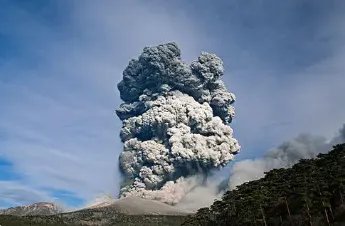 印尼火山发生剧烈喷发已致13死41伤,火山喷发能提前预警吗?