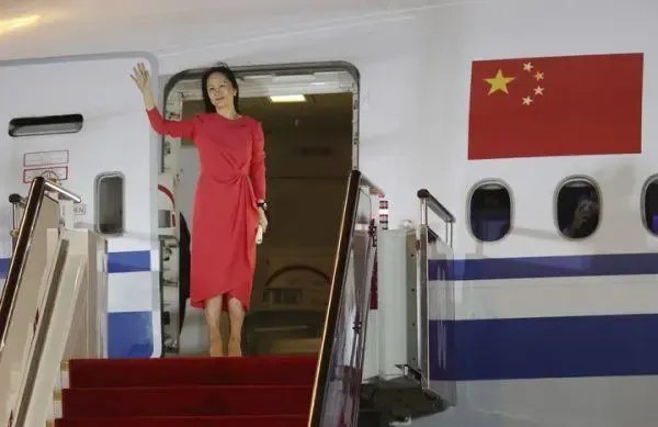 孟晚舟含泪与人群合唱“歌唱祖国”,民众用这首歌表达了怎样的情感?