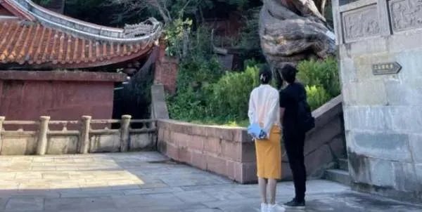 苗苗晒与郑恺出游照,两人的状态如何?