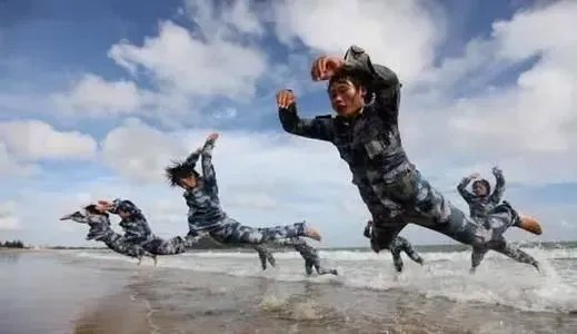 特种兵用刀削去手上老茧继续训练,特种兵平时的训练究竟有多刻苦?
