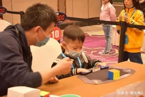浙江13岁男孩打破一项魔方世界纪录,具体是哪一项记录?