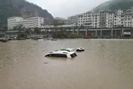 陕西安康10县区遭遇暴雨出现洪涝,当地采取了哪些救援举措?