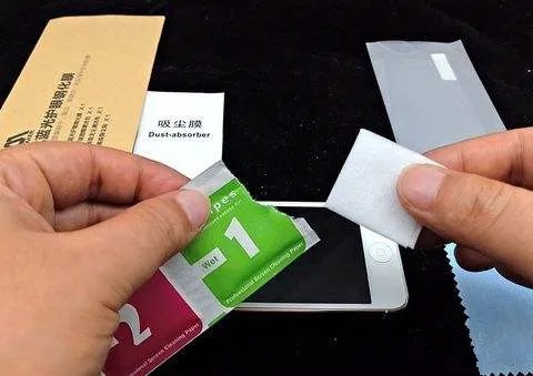 怎么鉴别钢化玻璃贴膜的优劣 贴钢化玻璃贴膜的步骤