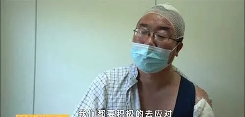 公交车乘务员浴血夺刀救乘客,现场究竟发生了什么?