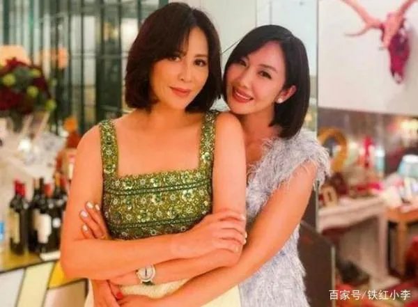 刘嘉玲参加富婆聚会,穿的年轻漂亮,现实中的她是什么样子的?