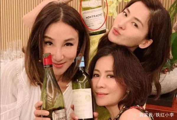 刘嘉玲参加富婆聚会,穿的年轻漂亮,现实中的她是什么样子的?