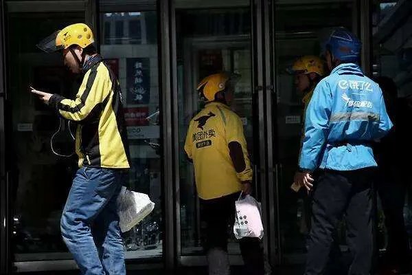 司机肇事逃逸被外卖小哥劝回,如何评价外卖小哥的行为?