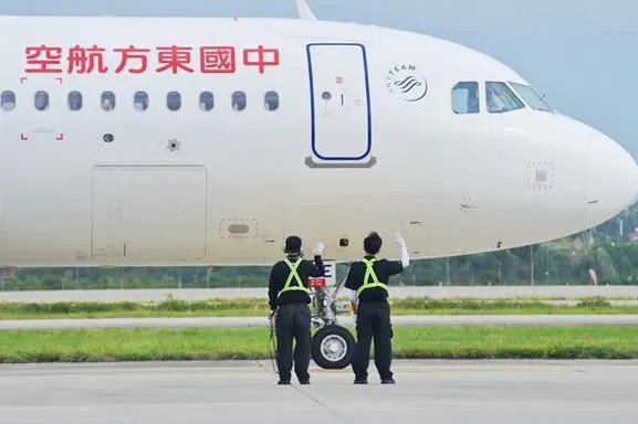 “飞机拜拜员”回应意外走红，网友直言被可爱到了，你怎么看？