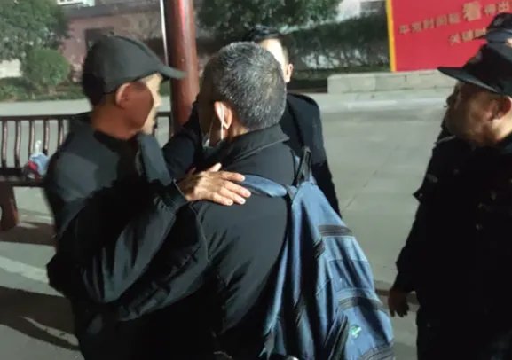 杭州一男子住在墓地15年,事件后续如何?