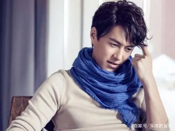 靳东43岁妻子晒近照已有白发,她在生活中有多简朴?