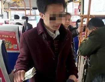 小伙公交上唱歌卖艺乘客难忍噪音"被逼"提前下车是怎么回事?