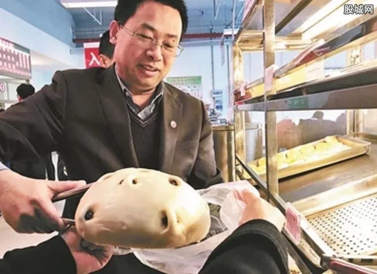 人大6元馒头走红 一个大馒头约为1800克