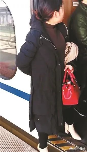 陕西宝鸡堵高铁车门事件再现系夫妻吵架,未影响列车开行,你怎么看?