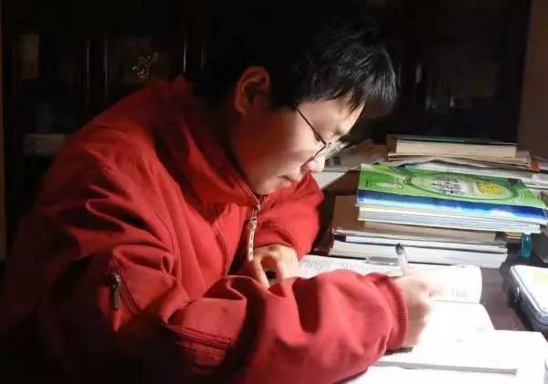 人大代表建议将高中生22点就寝写入法律,现在的高中生一般都几点睡觉?