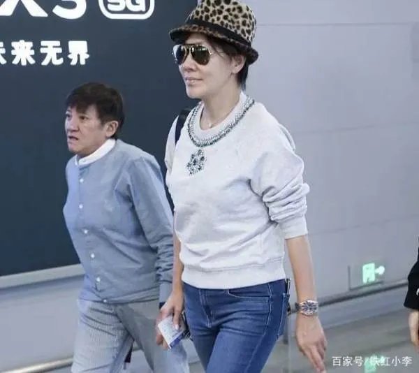 刘嘉玲参加富婆聚会,穿的年轻漂亮,现实中的她是什么样子的?