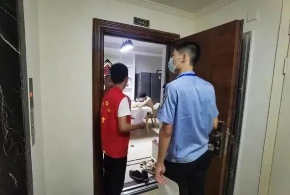 愤怒!天降烟灰杯砸中3月大女婴 排查200户无人承认
