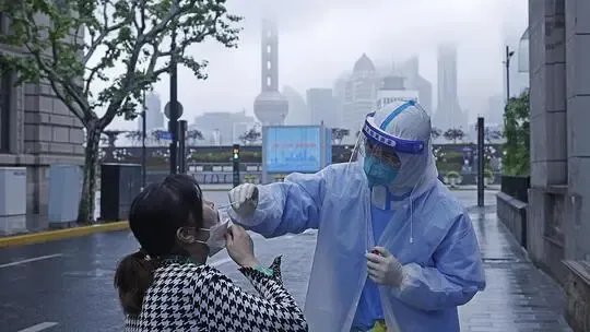 上海阳性检出率逐步下降，这波疫情何时才能结束？