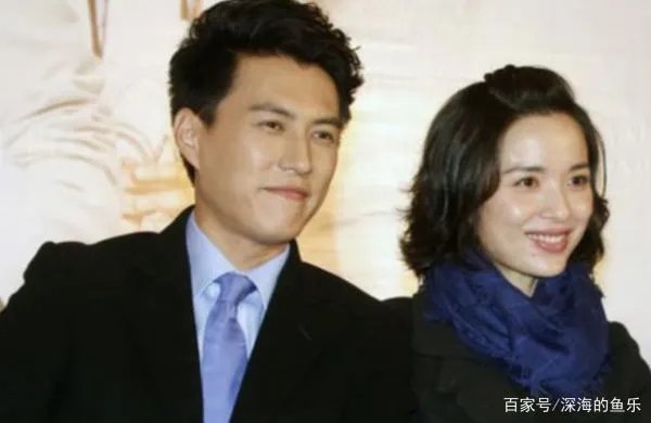 靳东43岁妻子晒近照已有白发,她在生活中有多简朴?