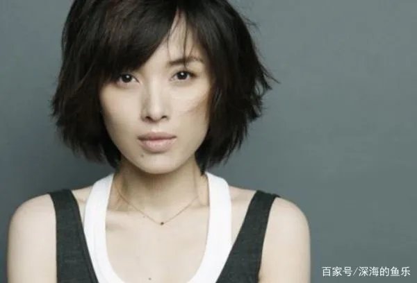 靳东43岁妻子晒近照已有白发,她在生活中有多简朴?