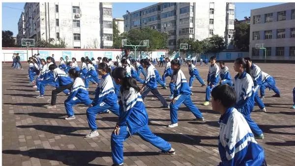 中考体育将达到和语数外同分值水平，为何这样规定？