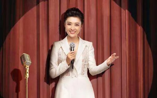 周涛一秒上班杨澜一秒下班，被称当代打工人的真实写照，你表示认同吗？