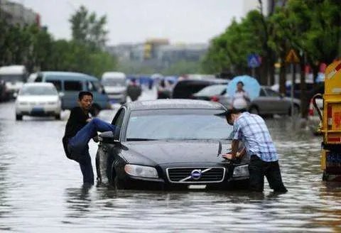 西安暴雨劳斯莱斯积水中被困,被困水中应该怎么做?