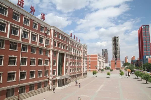 河北外国语学院一女生坐窗台大喊“学校配不上我”，校方对此是如何回应的？