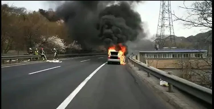 帕萨特行驶中自燃 发生自燃的主要原因是什么？