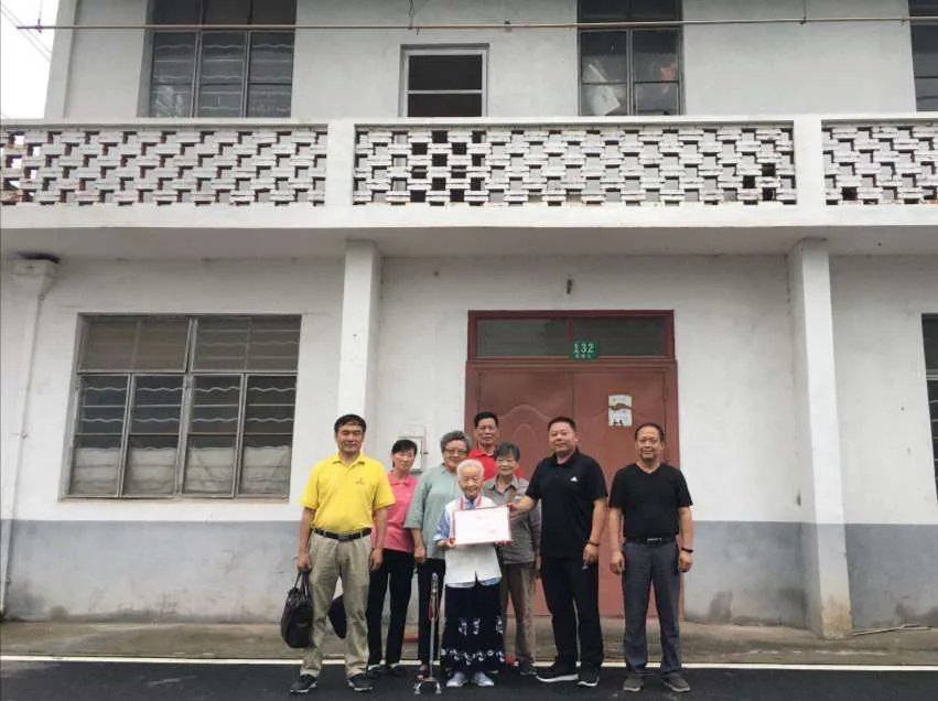 老人抱团养老15年后捐楼，他们当初为何要决定抱团养老？