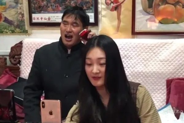 大衣哥儿媳自曝还没领证,大衣哥儿媳未婚同居办酒席图的啥?