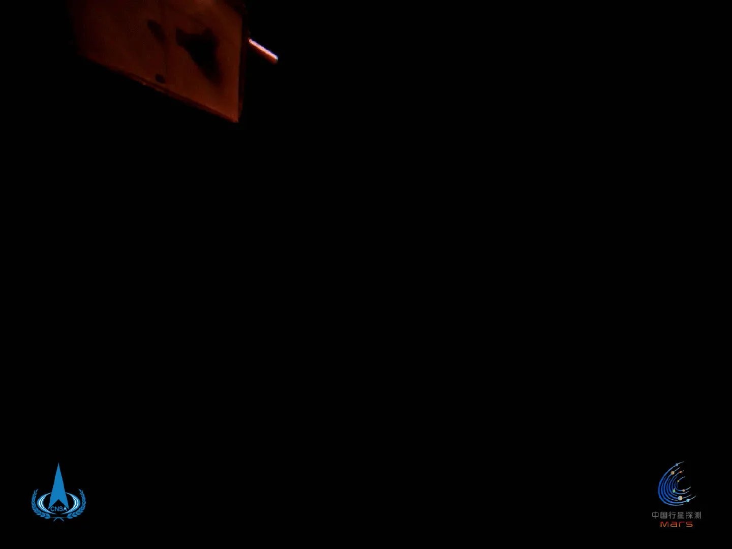 天问一号首次深空自拍：五星红旗光彩夺目