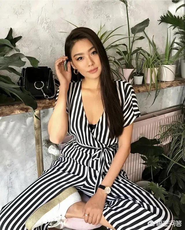 花色连衣裙现在还是否流行?现在的流行趋势是什么?