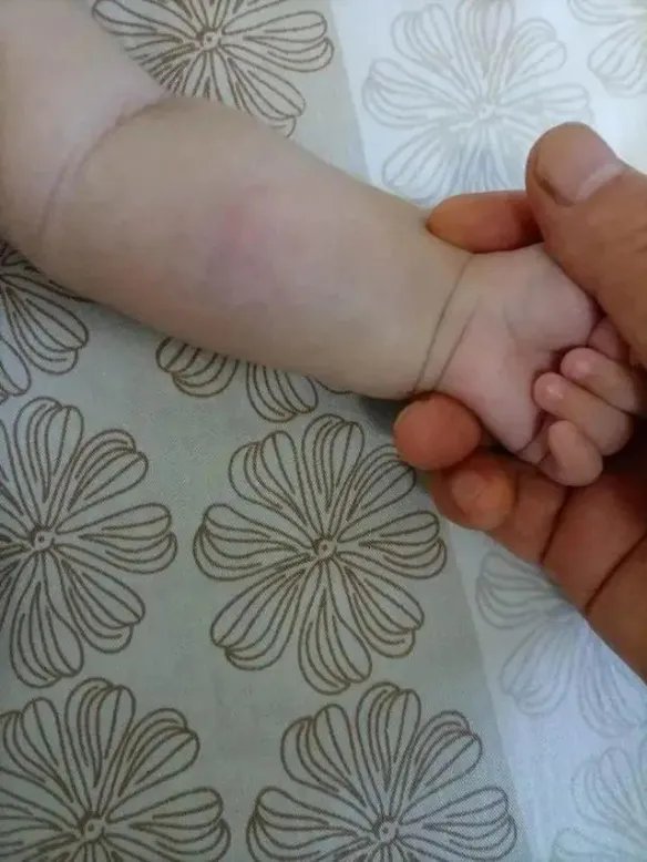 愤怒!天降烟灰杯砸中3月大女婴 排查200户无人承认
