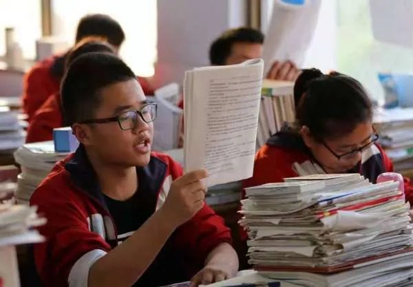 人大代表建议将高中生22点就寝写入法律,现在的高中生一般都几点睡觉?