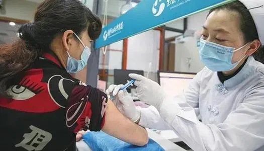 村民不打疫苗将被拉入黑榜名单，这个政策合理吗？