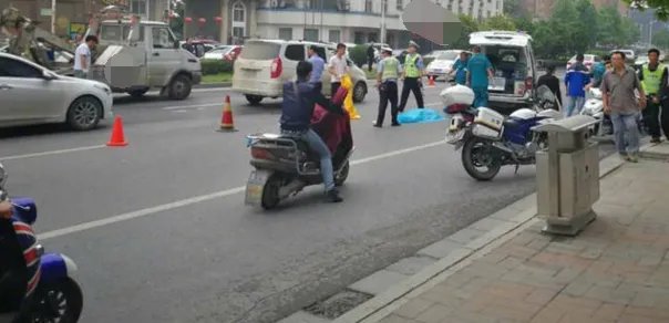 女子早晨买菜后横穿马路回家被撞身亡是怎么回事?