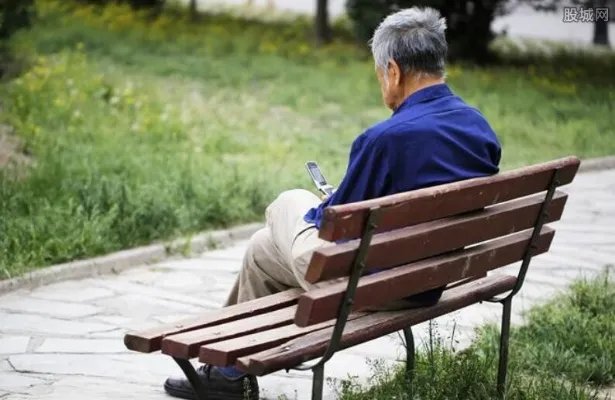两女和狗围攻老人 老人被扇耳光打到在地