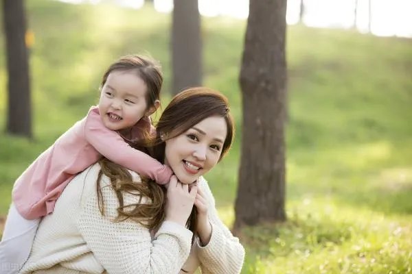 23岁女孩不顾父母反对生下遗腹子,她独自一人能养得活孩子吗?