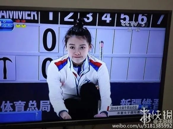 95后冰壶美女选手走红 蛾眉微皱表情私房照惹人怜爱