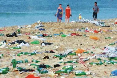 网友是怎样评价台南黄金海岸线堆满垃圾这件事的?