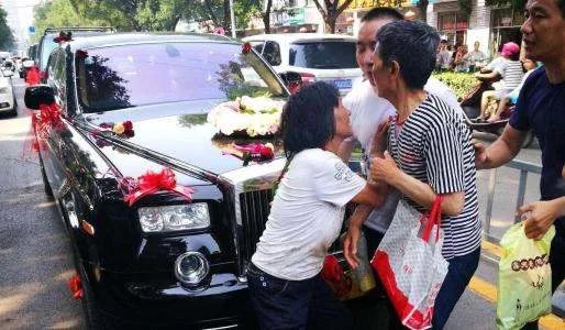 河南大爷大妈国庆组团拦婚车,现场到底发生了什么?