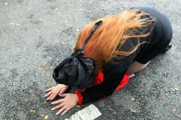 人跪狗事件怎么回事?两男子跪狗一小时(否则要赔偿五千)