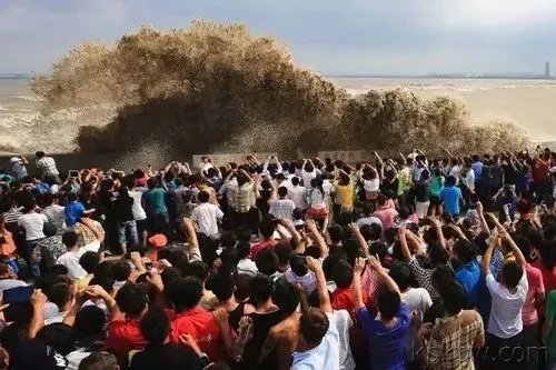 警方连续三年钱塘江观潮时抓住逃犯,钱塘江魅力到底有多大?