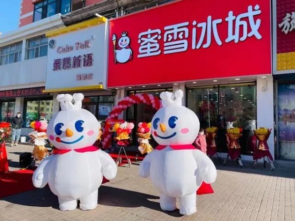 女子称蜜雪冰城中喝出活苍蝇乱爬,商家喊冤!这类事件为何频发?
