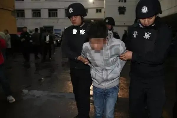 警方连续三年钱塘江观潮时抓住逃犯,钱塘江魅力到底有多大?