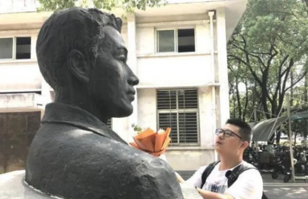 父亲因公殉职,儿子考入父亲母校!其子为何选择这所学校?